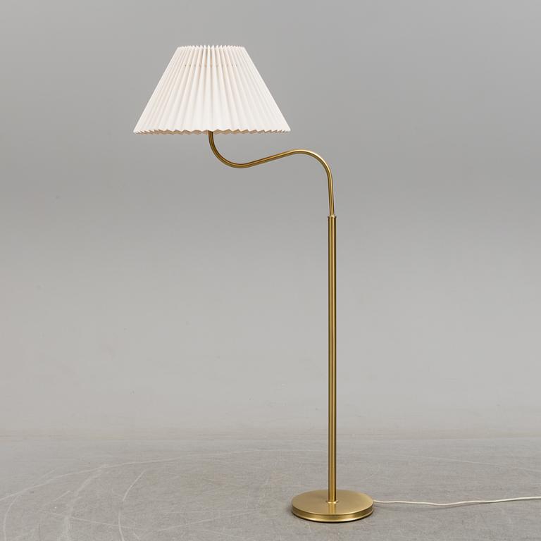 JOSEF FRANK, golvlampa, "Stora Kamelen", modellnr 2368/2148, Firma Svenskt Tenn.