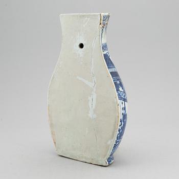 A blue and white wall cistern, Qing dynasty, Kangxi (1662-1722).