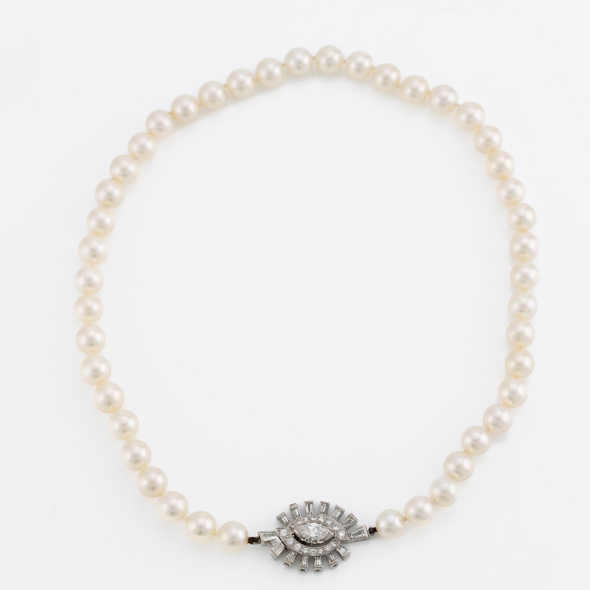 Pearl necklace, with cultured pearls, clasp 18K set with a cushion-cut diamond and baguette- and brilliant-cut diamonds.