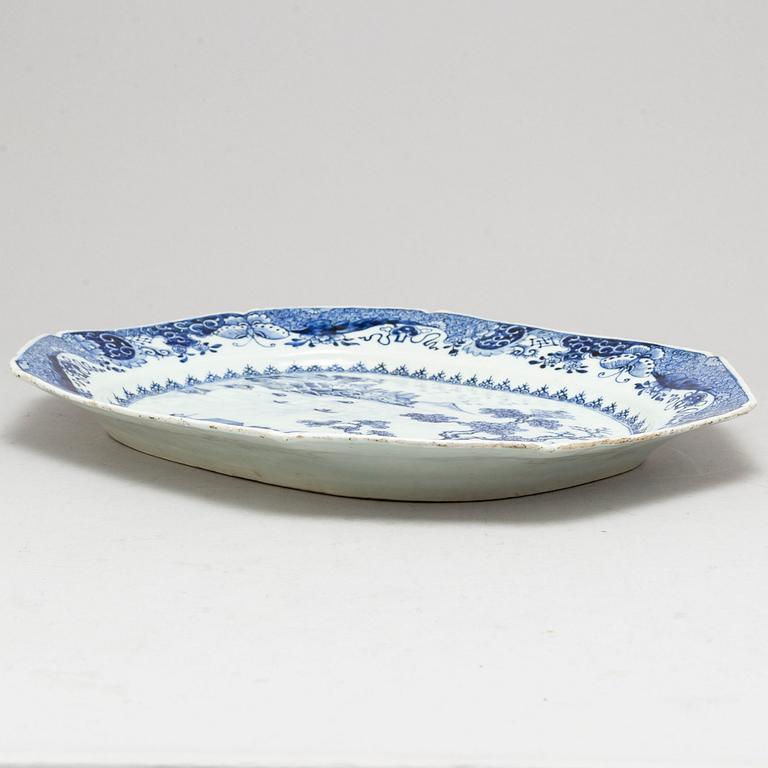 A blue and white export porcelain serving dish, Qing dynasty, Qianlong (1736-95).