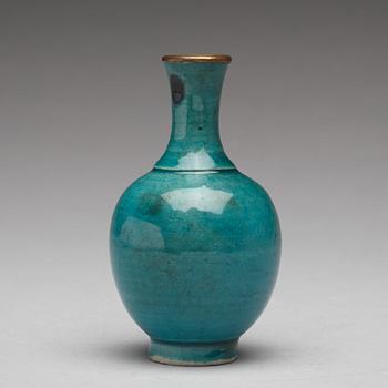 A turkoise glazed vase, Qing dynasty, Kangxi (1662-1722).