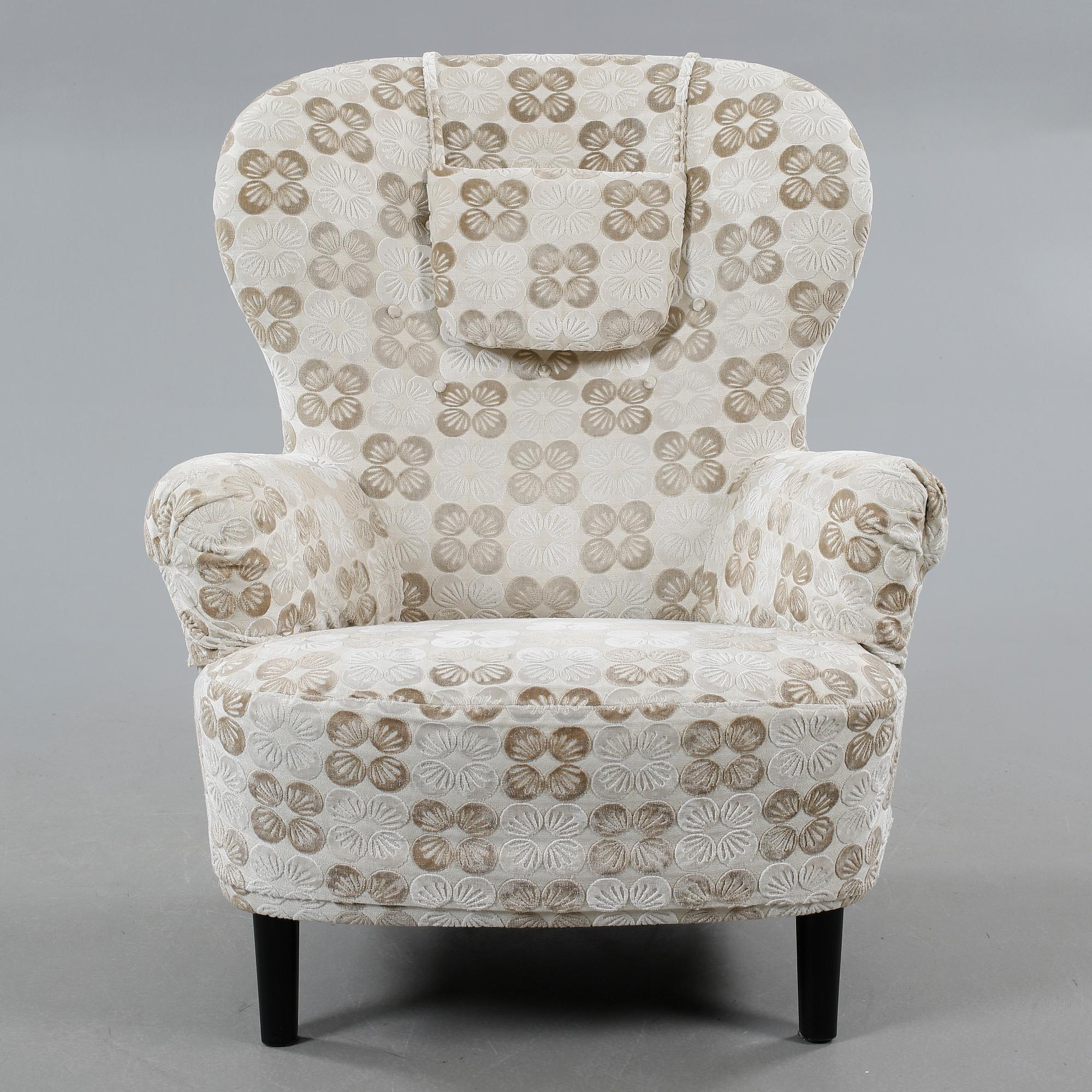 An armchair named "Rundrygg", designed by Carl Malmsten and made by OH Sjögren in 2011.