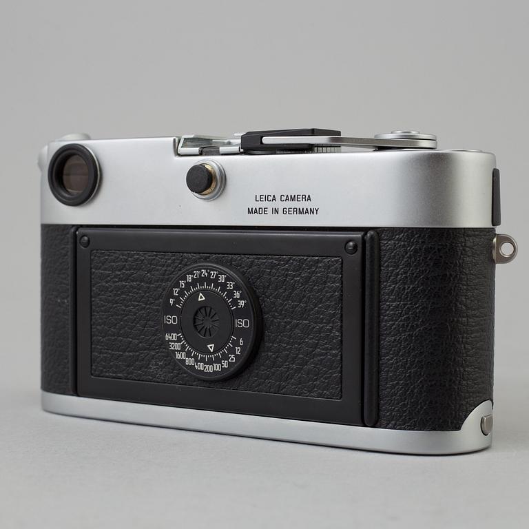 A chrome body Leica M6 no 2422201.  from 1997 with Elmar f=9 cm 1:4 no 1493090.