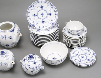 SERVISDELAR, 31 st, porslin, "Musselmalet", Royal Copenhagen, Danmark, 1900-tal.