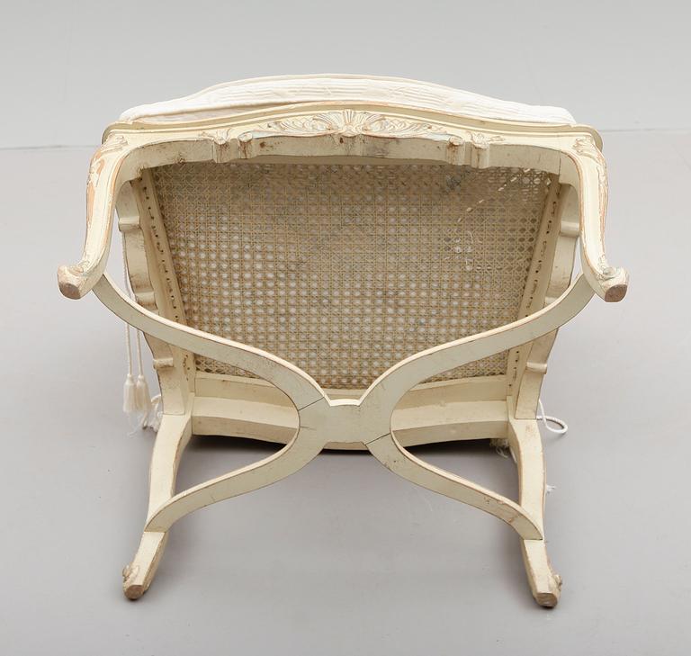 KARMSTOL, rokokostil, 1900-talets andra hälft.