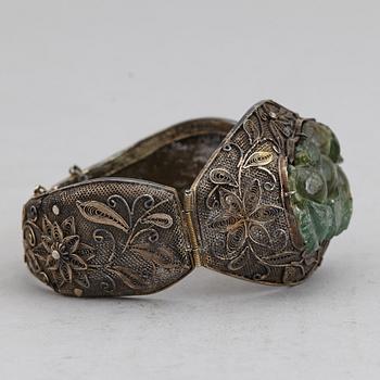 A Chinese silver filigree bracelet with inlays stone, early 20th century.