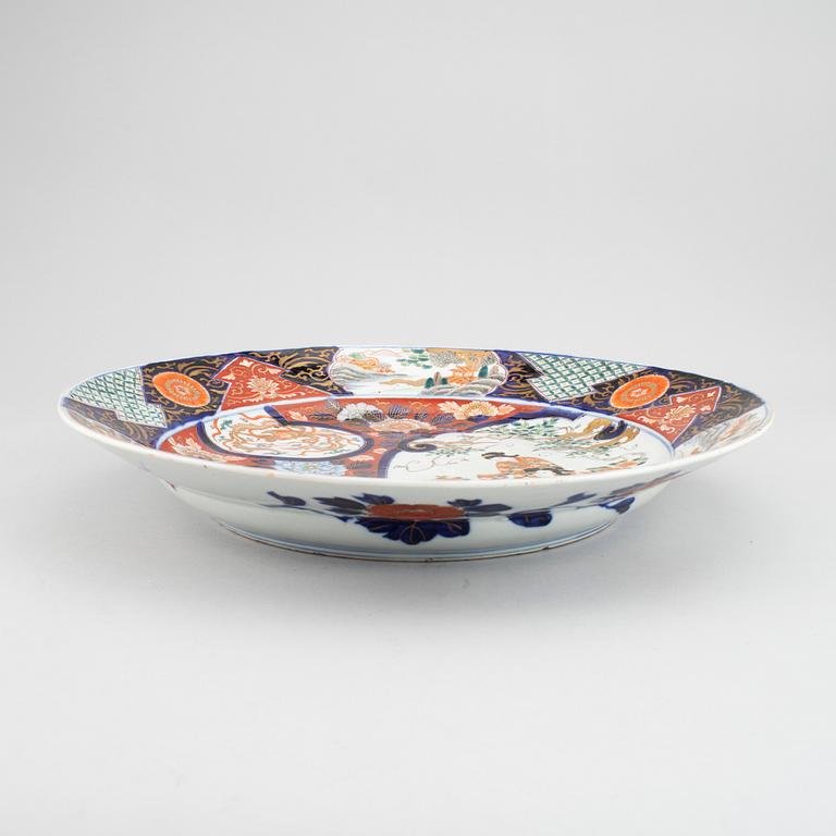 A large imari serving dish, Japan, Meiji (1868-1912).