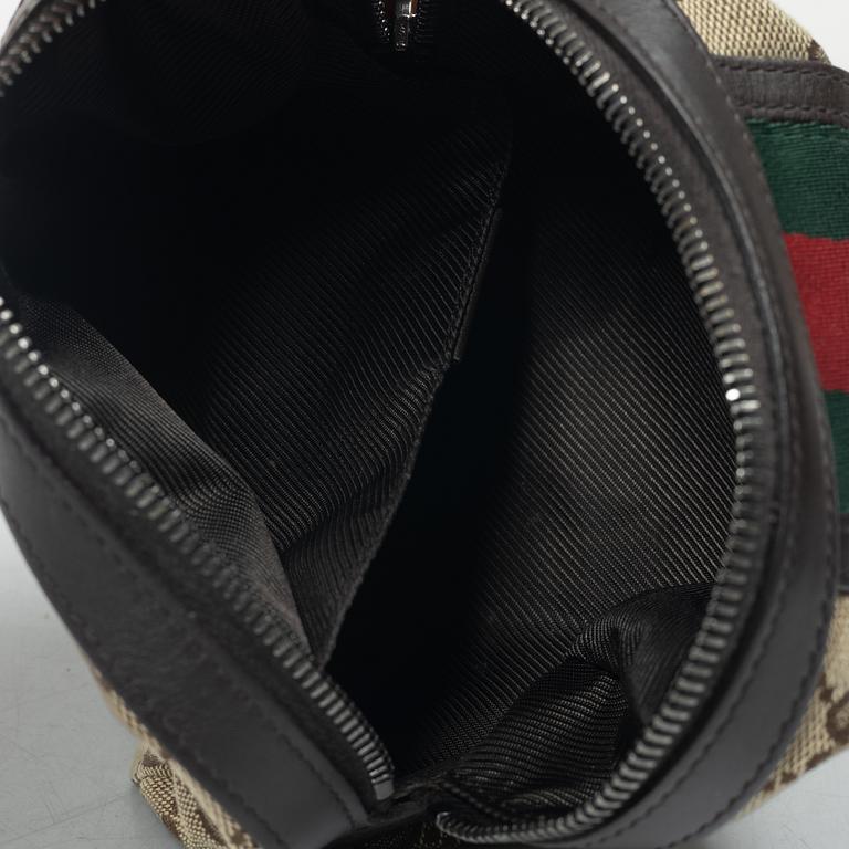 Gucci, bag, "Messenger bag" and toiletry bag.