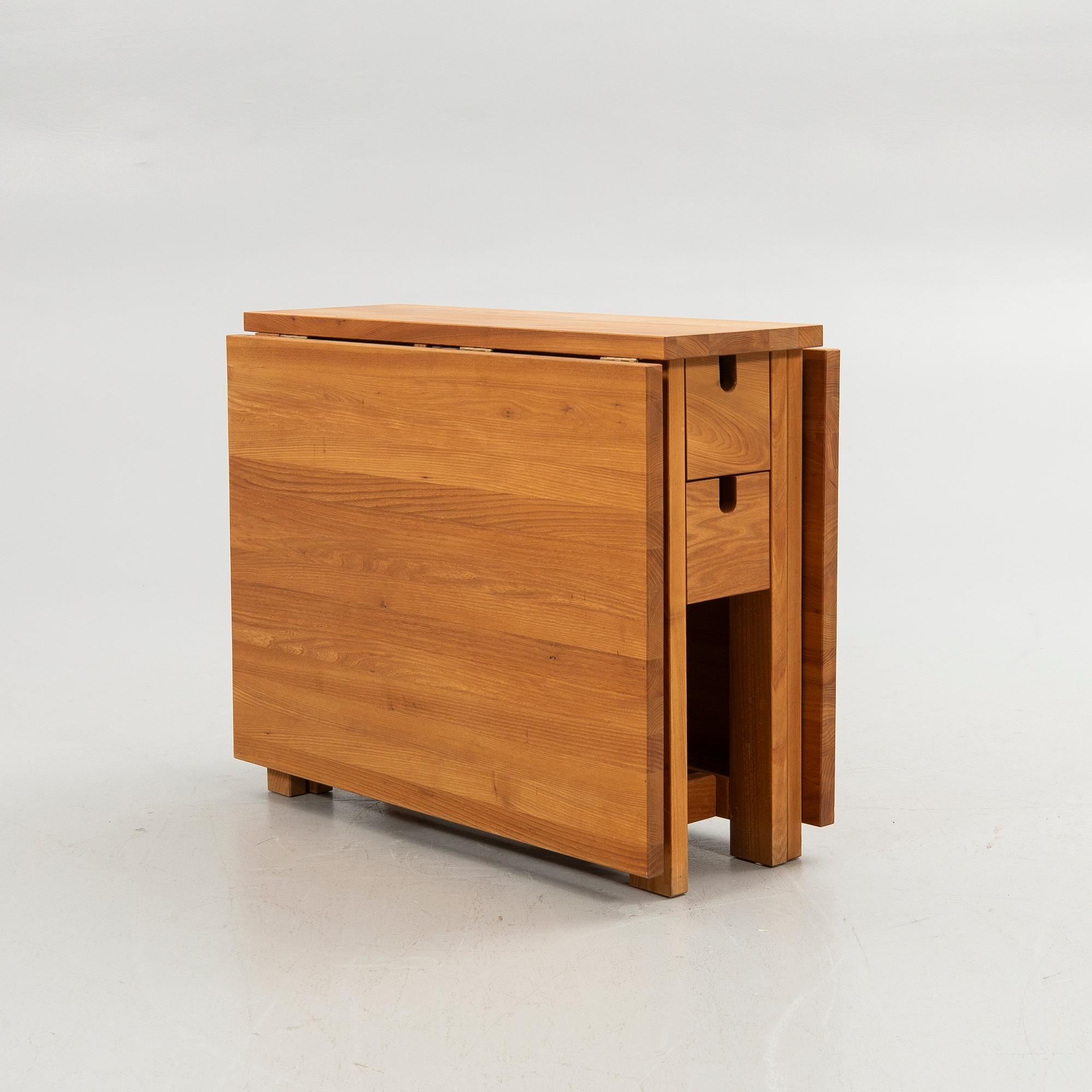 Drop-leaf table, modern manufacture.