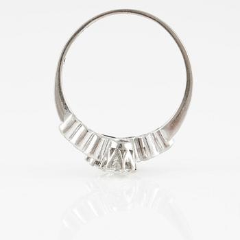 RING, 18K vitguld med 8 briljantslipade diamanter 1.21 ct, Ceson, Göteborg, 1959. Vikt 4,3 gram.