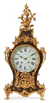 1662. A Louis XV 18th century mantel clock.