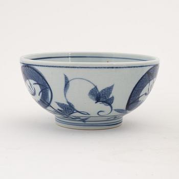 A set of five Japanese bowls (3+2), 20th Century.