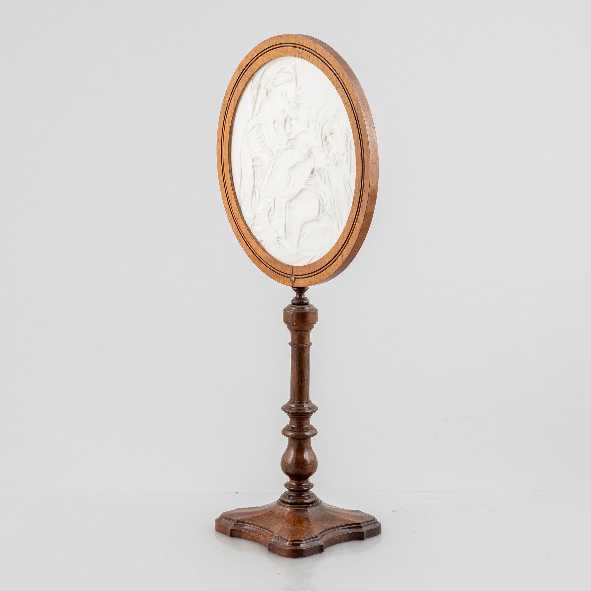A lithophane shade of biscuit porcelain and mahogny, mid/second half of the 19th century.