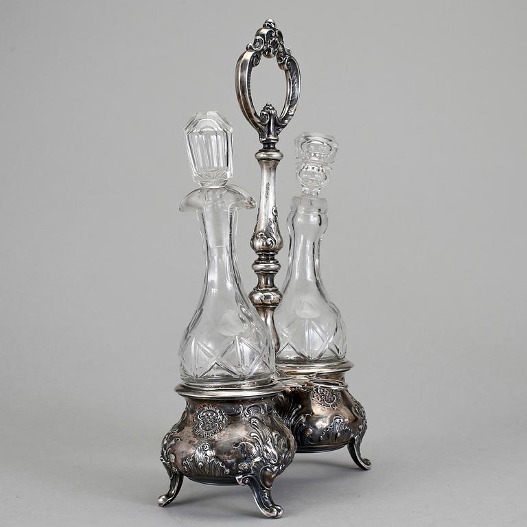 BORDSSURTOUT, silver och glas, troligen Österrike-Ungern,  1800-tals slut. Vikt ca 244,6 g.