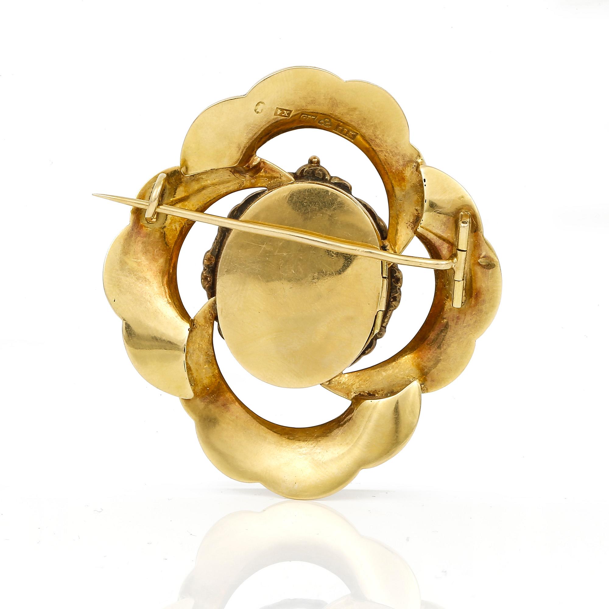 BROSCH med MINIATYR, 18K guld med blå emalj och porslin medaljong, Gustav Möllenborg, Stockholm, 1852. Vikt ca 23,22 g.