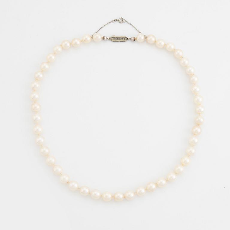 Cultured pearl necklace, clasp 18K white gold and rose cut diamonds.