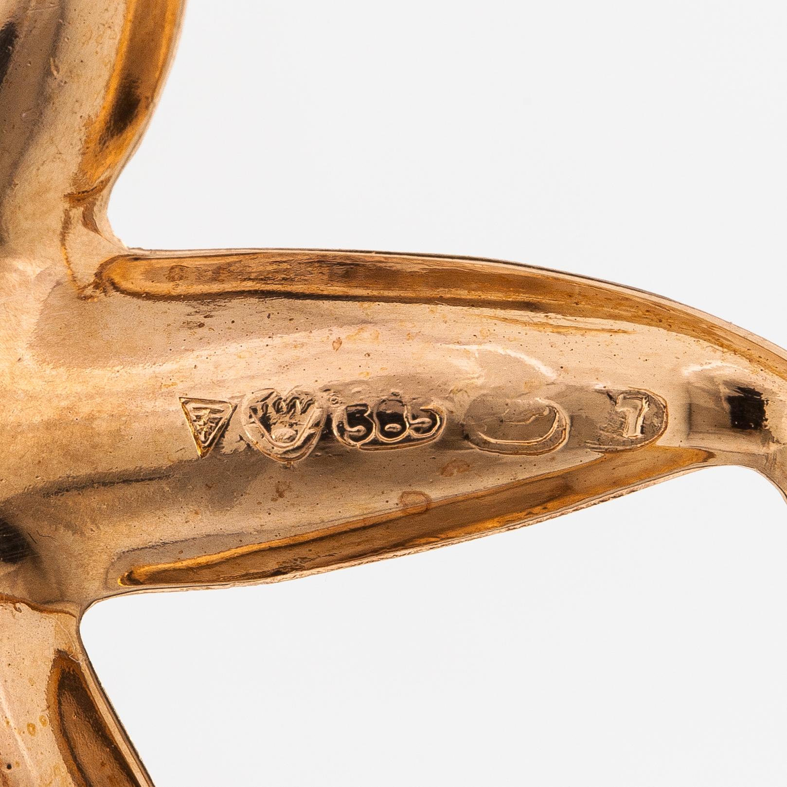 A 14K gold brooch with a cultured pearl. Korutellisuus Tillander, Helsinki.