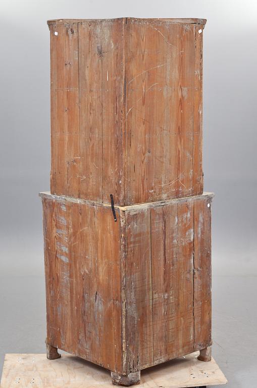 HÖRNSKÅP, allmoge. 1800-tal.