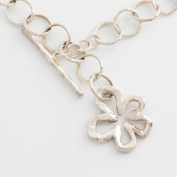 Sandberg, collier med hänge i form av blomma, silver.
