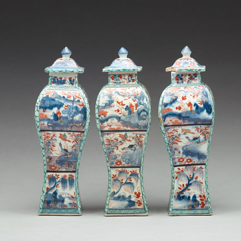 URNOR med LOCK, tre stycken, porslin. Qingdynastin, Kangxi (1662-1722).