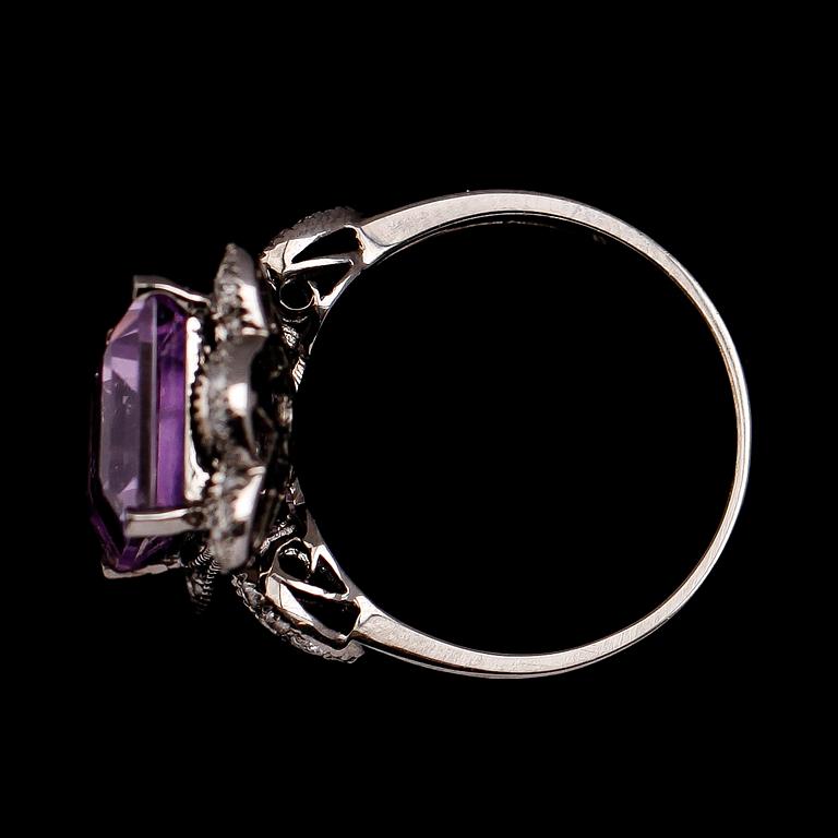 RING, 18 k vitguld, ametist 5.49 ct och diamanter 0.34 ct.