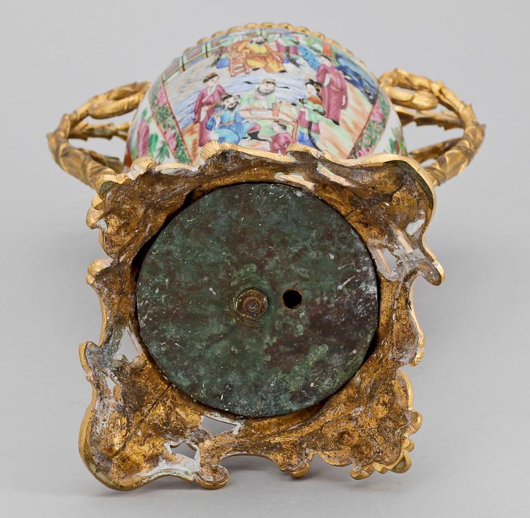 BORDSLAMPA, brons och porslin, bl.a. Kina, 1800-talets slut.