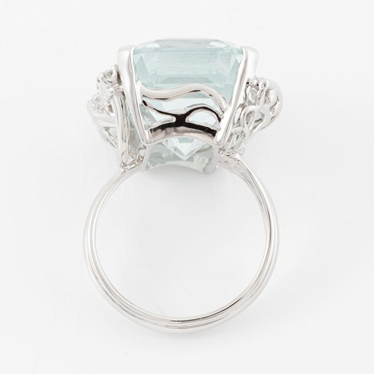 Ring in 18K gold set with a faceted aquamarine and round brilliant- and eight-cut diamonds.