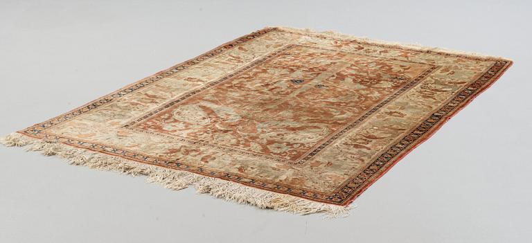 ANTIQUE SILK TABRIZ FIGURAL. 235 x 165 cm (as well as 1 cm stripe patterned flat woven edge at each end).