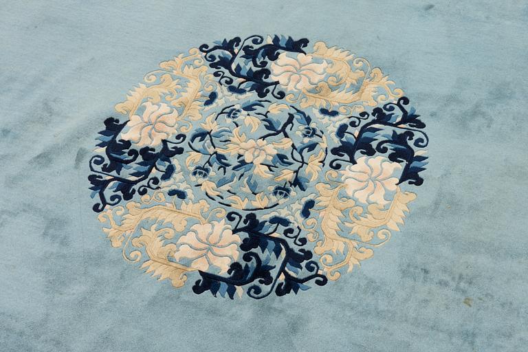 Matta, Kina, antique finish, ca 350 x 250 cm.