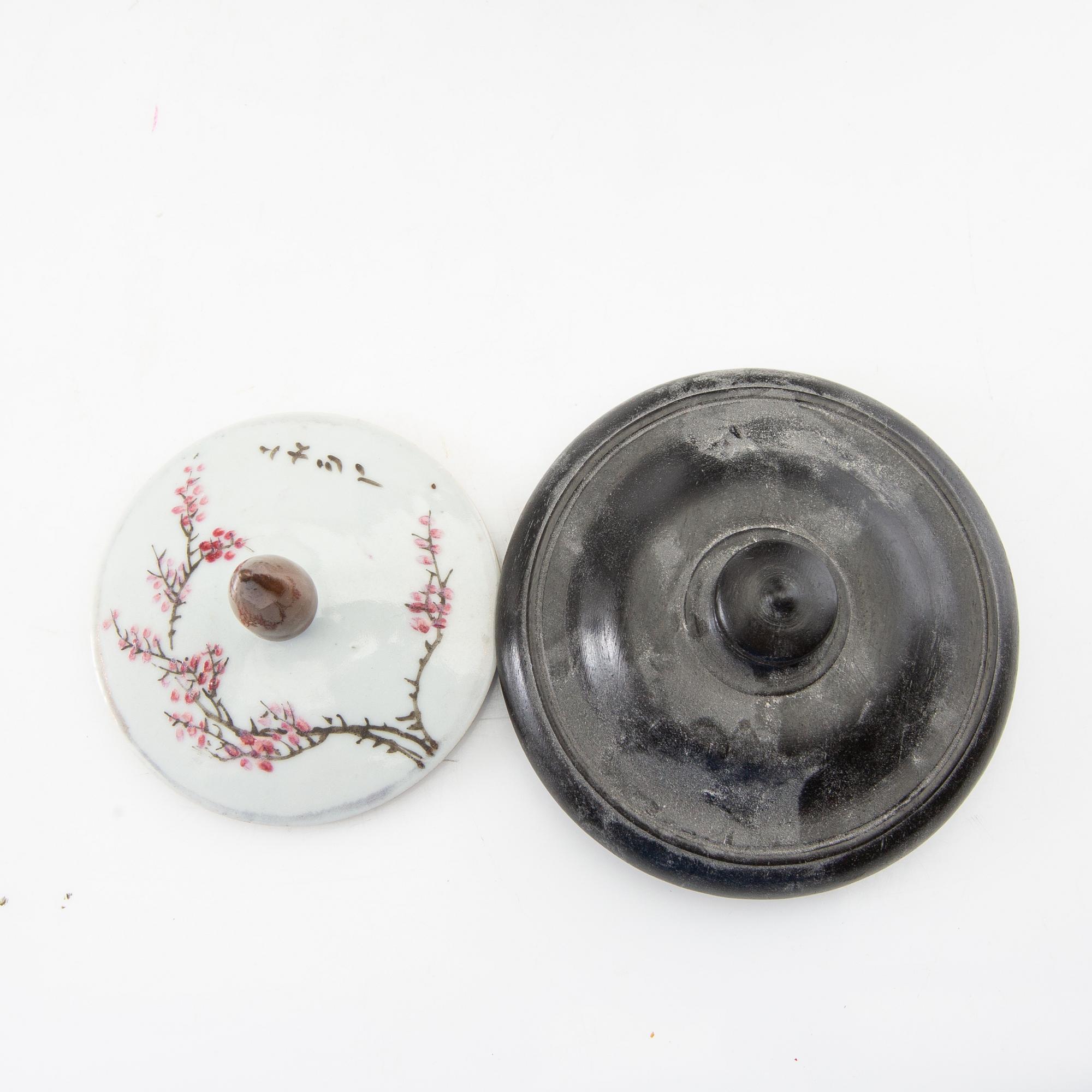 Lock urns 2 pcs China 19th/20th century porcelain.