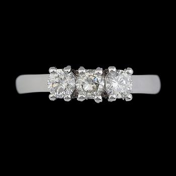 RING, 18K vitguld, 3 briljantslipade diamanter tot ca 0.84 ct.