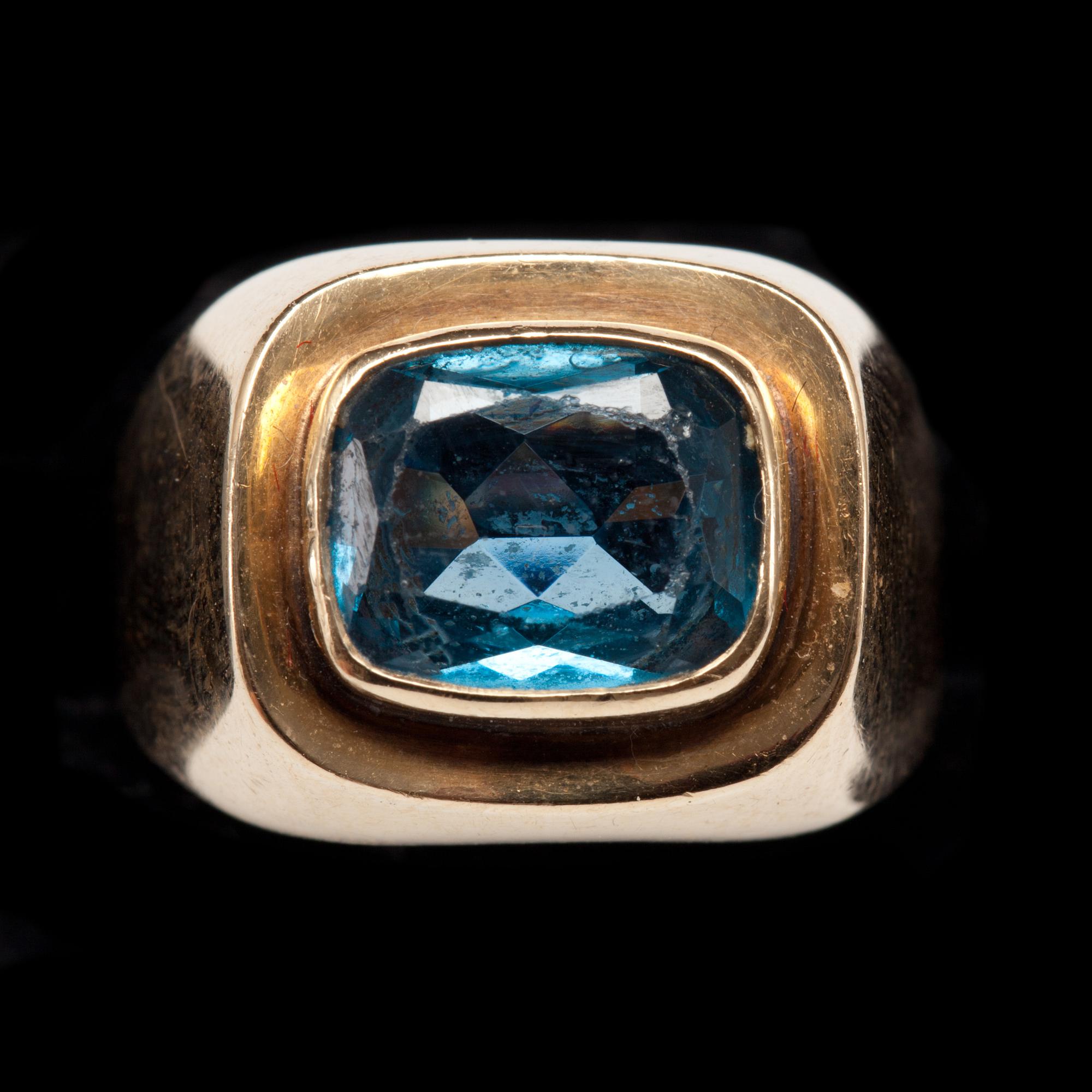 RING, 14 k guld med akvarmarin. Vikt c:a 4 g.