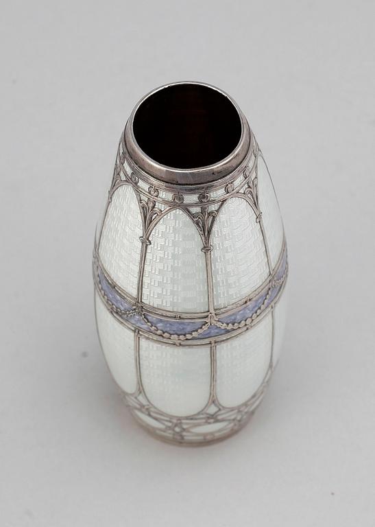 VAS, silver samt emalj, Europa, 1800/1900-tal. Totalvikt 130 g.