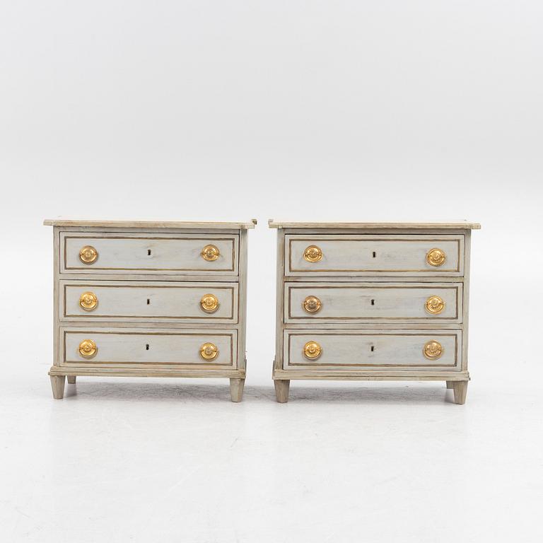 Chests of drawers, a pair from the 19th century.