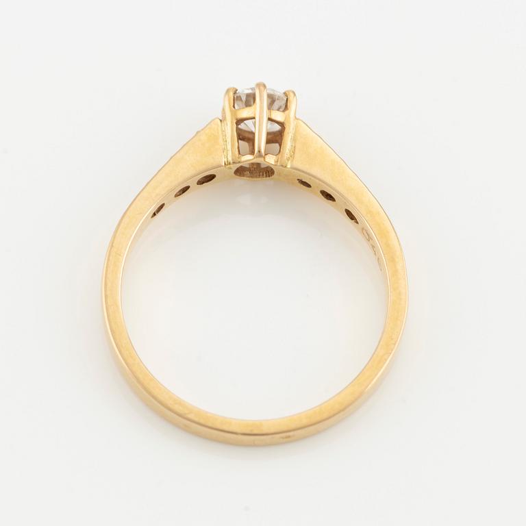 Ring in 18K gold with round brilliant-cut diamonds.