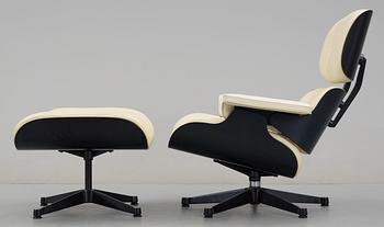 A Charles & Ray Eames white leather "Lounge Chair and ottoman", Vitra.