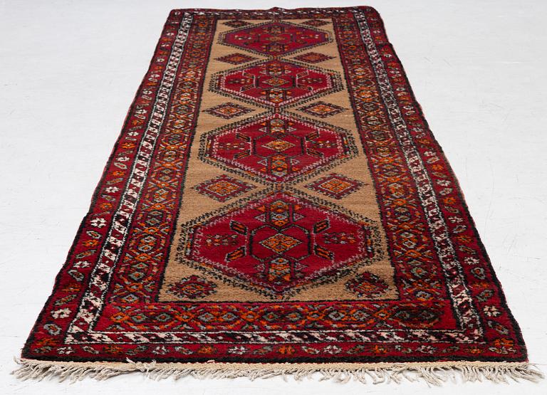 Gallerimatta, nordvästpersisk, ca 326 x 100 cm.