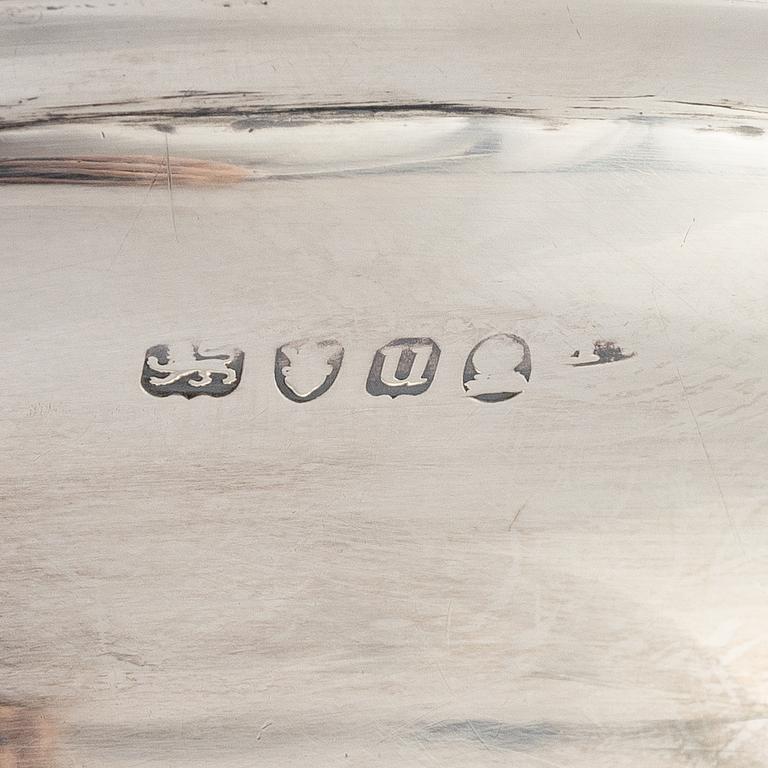 Skålar, 2 st, samt gräddkanna, silver, London, England, 1700-tal.