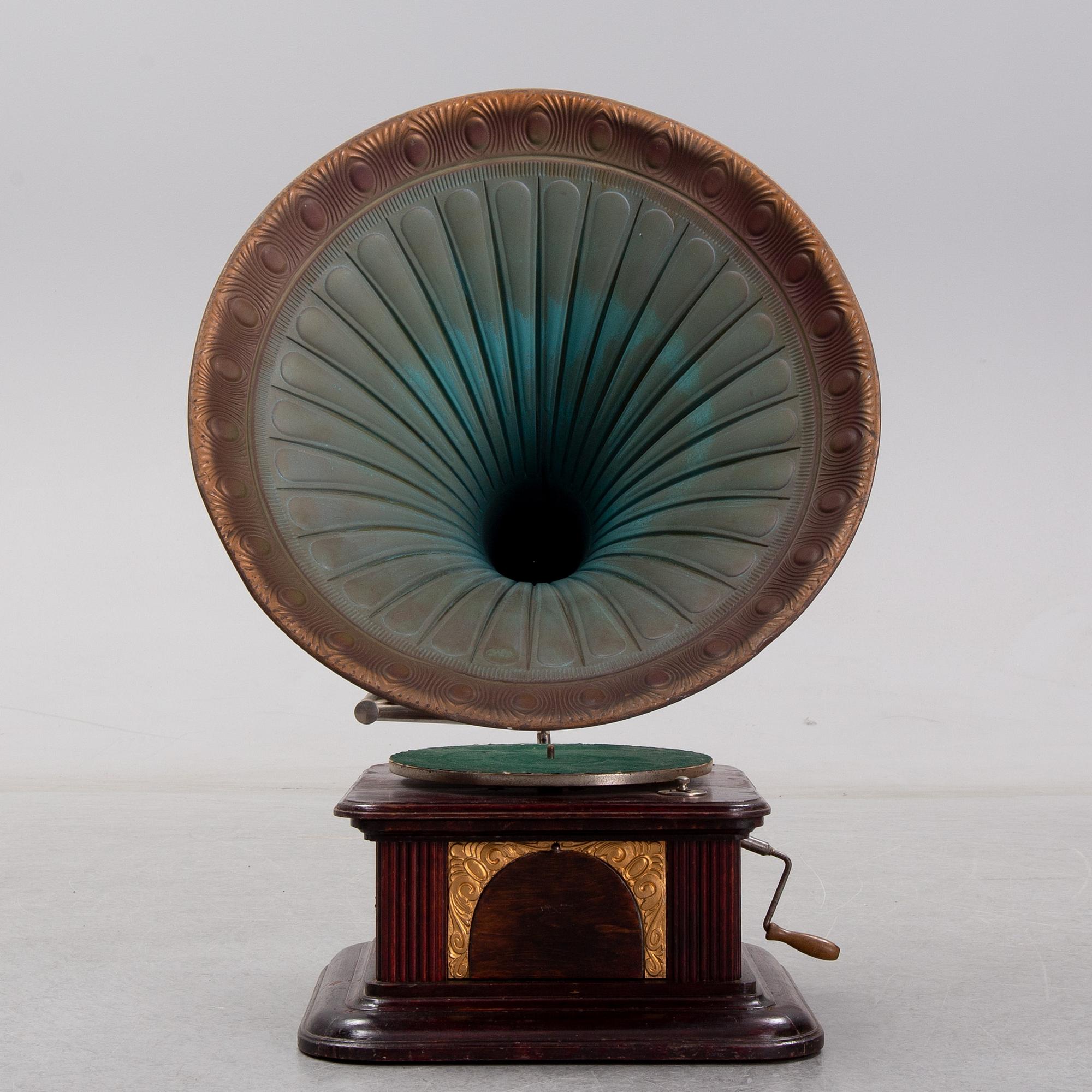 An early 20th century 
English gramophone player.