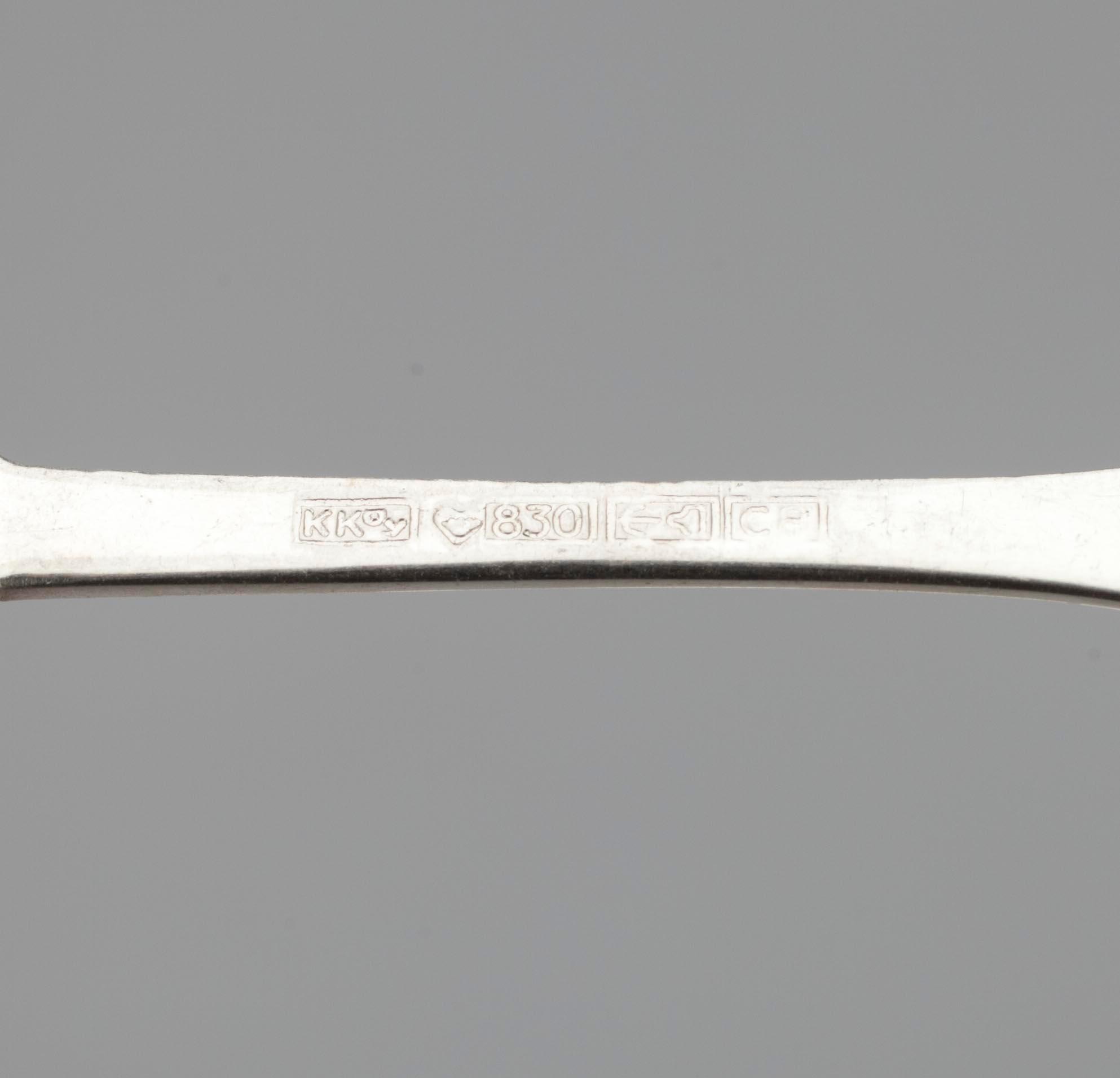 KAFFESKEDAR, 12 st, silver, finska stämplar, 1970-80-tal. Vikt ca 105 g.