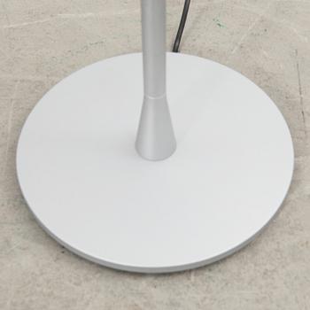 Jasper Morrison, bordslampa "Glo ball" för Flos 2000-tal.