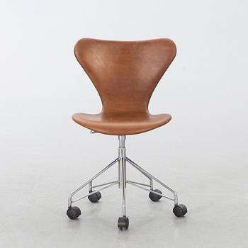 ARNE JACOBSEN, skrivbordsstol, "Sjuan", Fritz Hansen, Danmark.