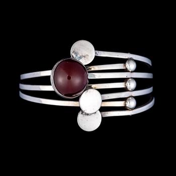 MIRJAM SALMINEN, ARMBAND, sterling silver, cabochon slipad sard, Kaunis Koru 1971.