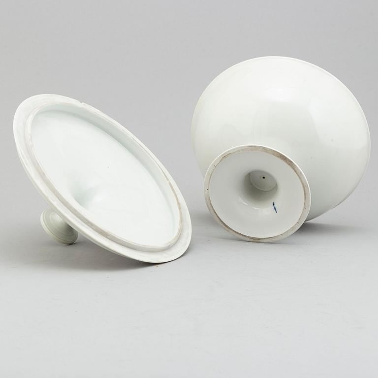 A Berlin tureen with cover, 19th century.