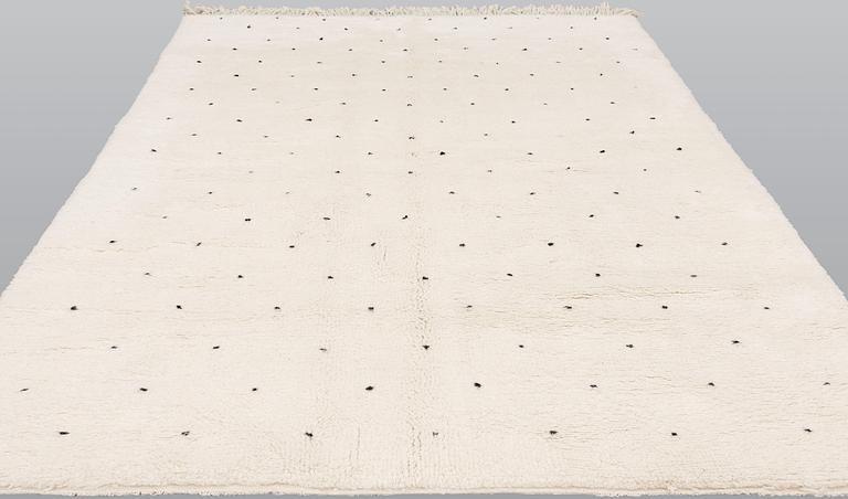 A Moroccan carpet, approx. 292 x 209 cm.
