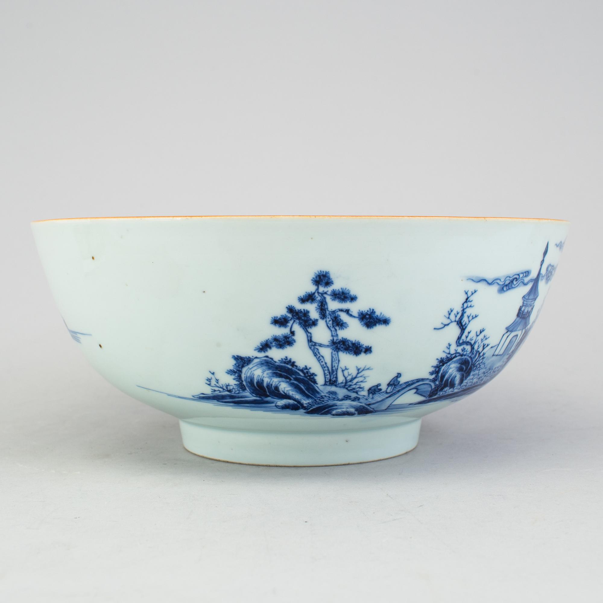 A chinese blue and white punch bowl. Qing dynasty, Qianlong (1736-95).