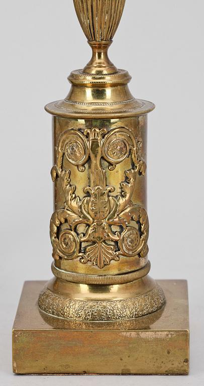 KANDELABRAR, ett par, mässing, empire, 1800-talets början.