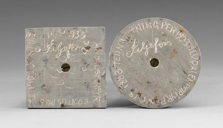 LJUSSTAKAR, två stycken. Blybergs- och Gammalklittporfyr, samt tenn.