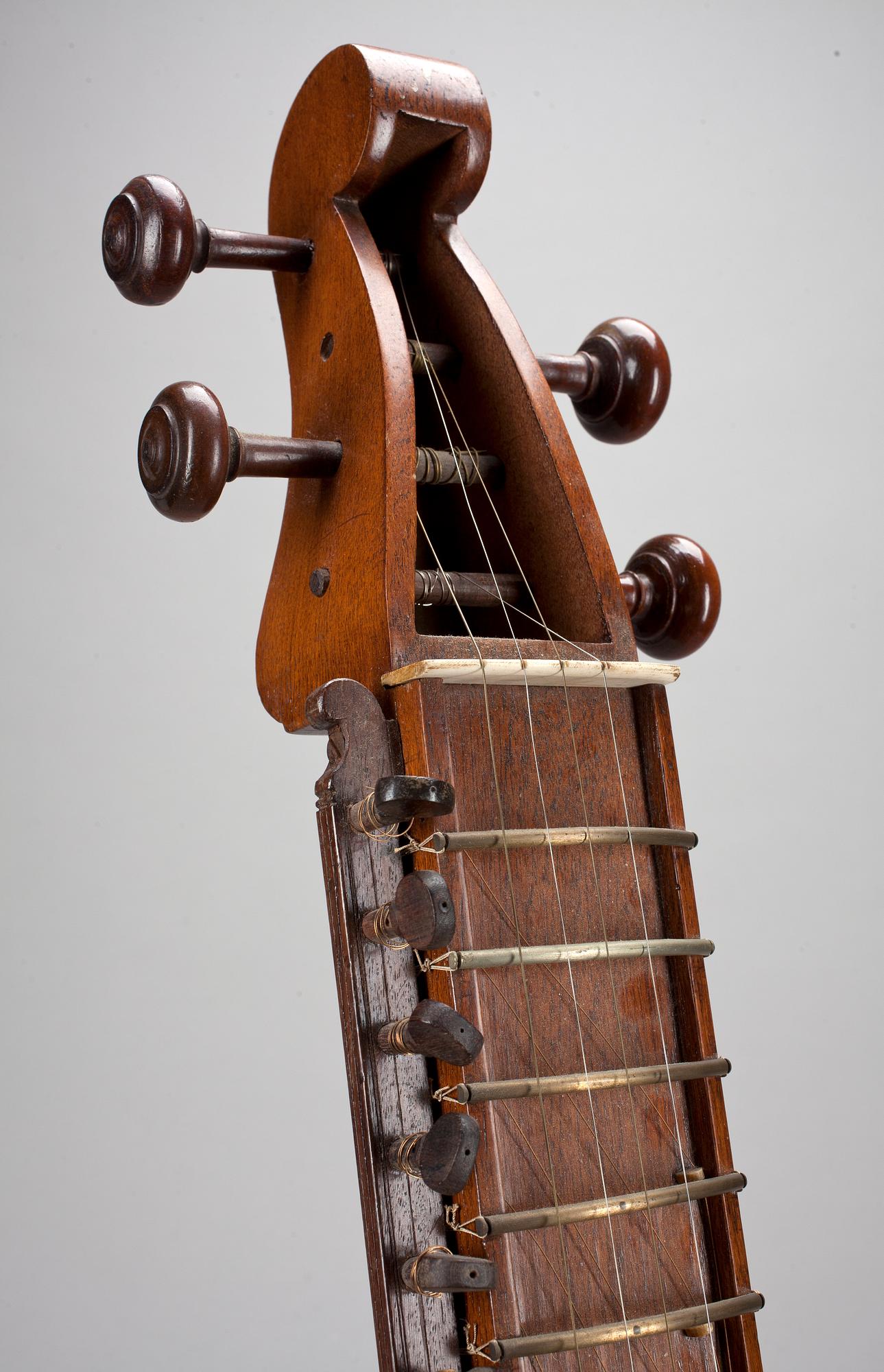 STRÄNGINSTRUMENT, troligen mellanöstern, 1900-talets första hälft.
