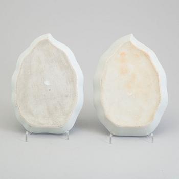 LÖVFORMADE FAT, två stycken, kompaniporslin. Qingdynastin, Qianlong (1736-95).